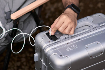 Koper dengan USB Charging Port, Worth It atau Gimmick?